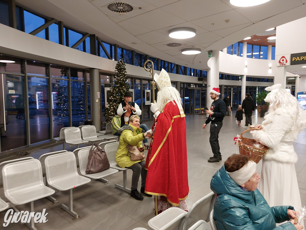 Święty Mikołaj w rozświetlonym mikołajobusie