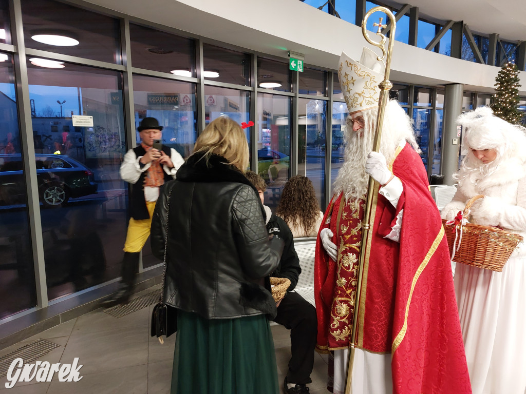 Święty Mikołaj w rozświetlonym mikołajobusie