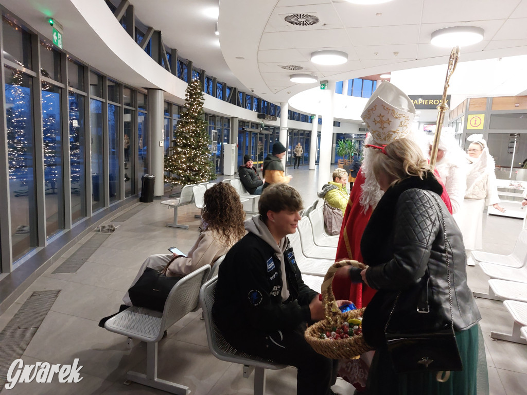 Święty Mikołaj w rozświetlonym mikołajobusie