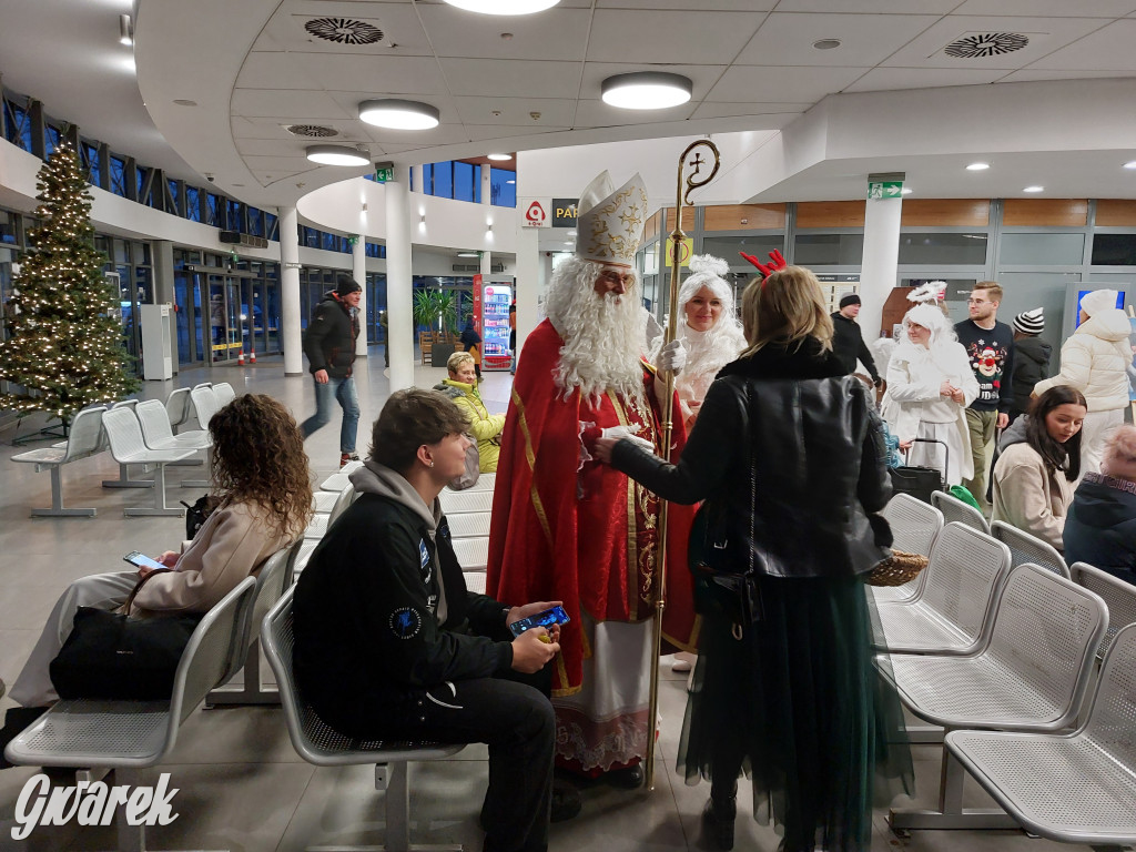 Święty Mikołaj w rozświetlonym mikołajobusie