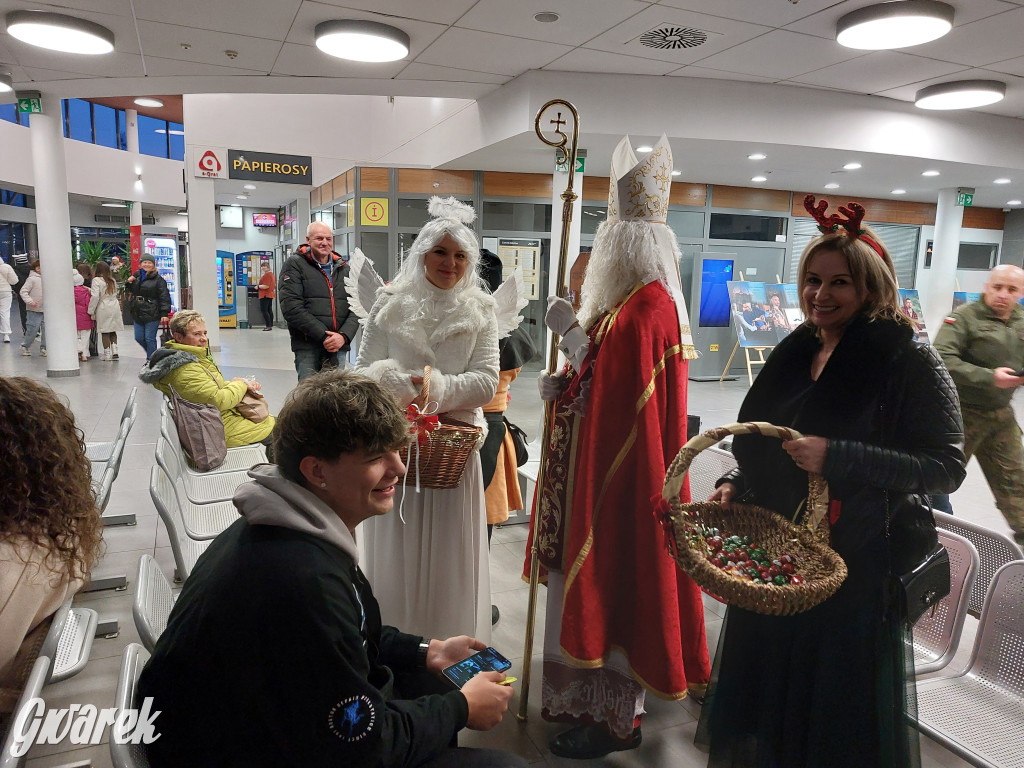 Święty Mikołaj w rozświetlonym mikołajobusie