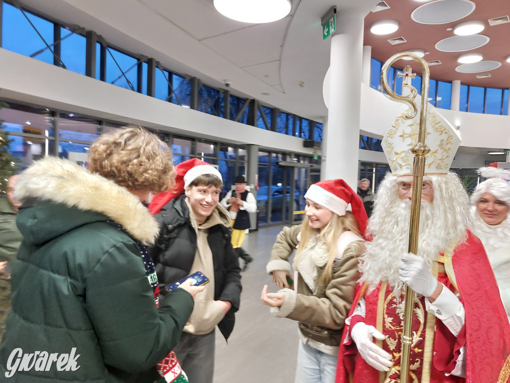 Święty Mikołaj w rozświetlonym mikołajobusie