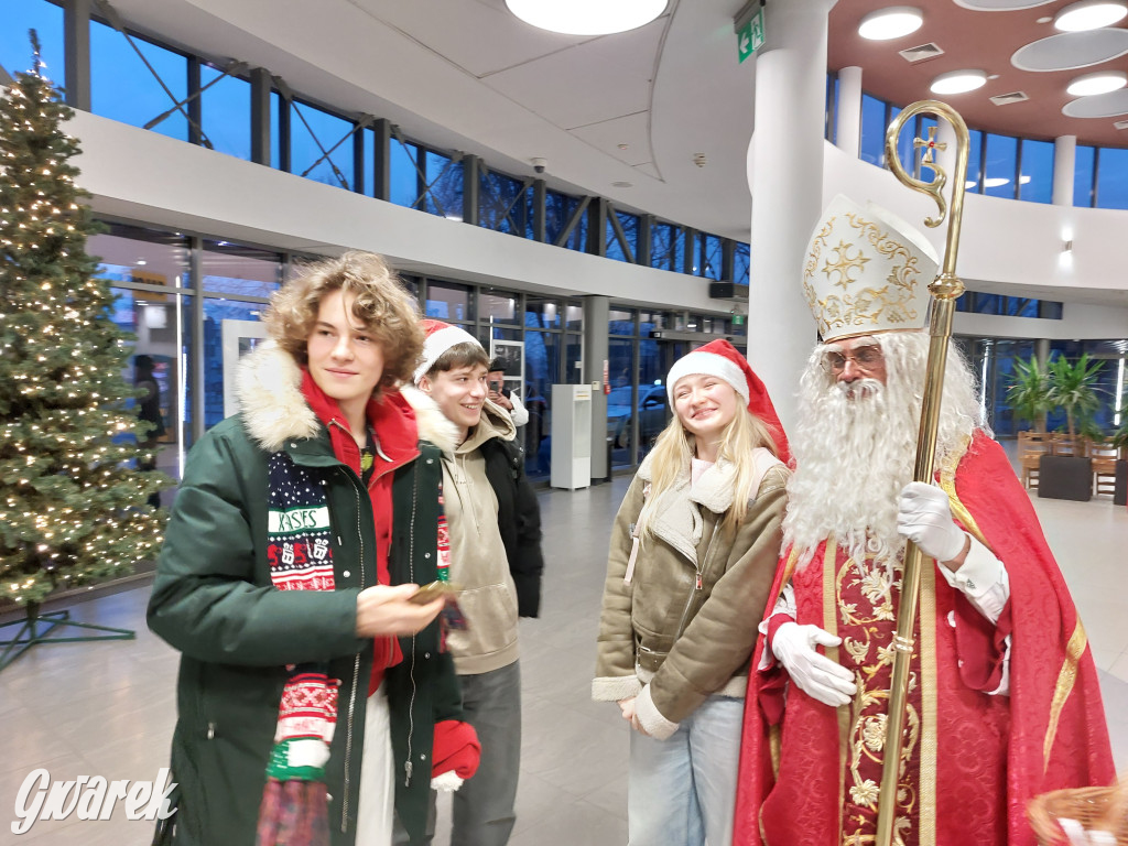 Święty Mikołaj w rozświetlonym mikołajobusie