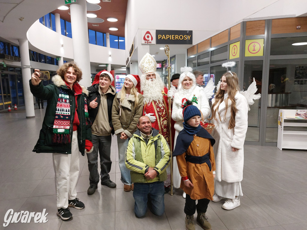 Święty Mikołaj w rozświetlonym mikołajobusie