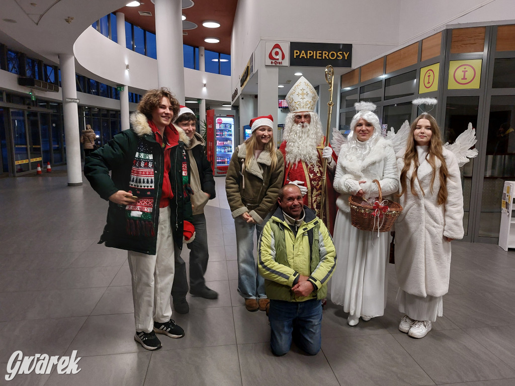 Święty Mikołaj w rozświetlonym mikołajobusie