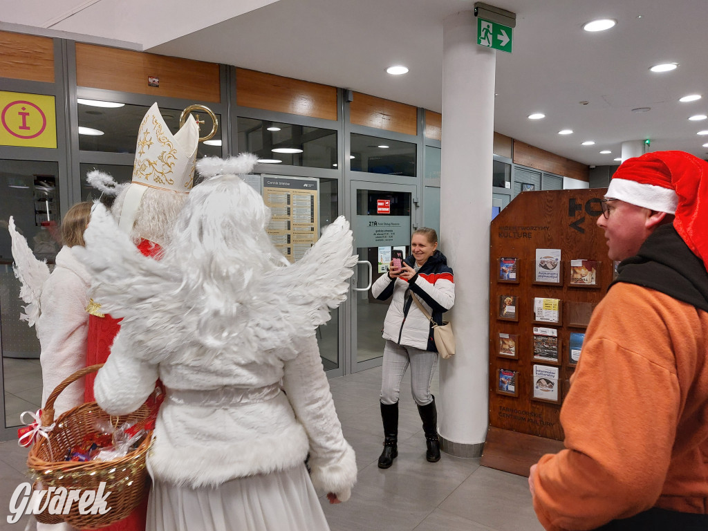 Święty Mikołaj w rozświetlonym mikołajobusie