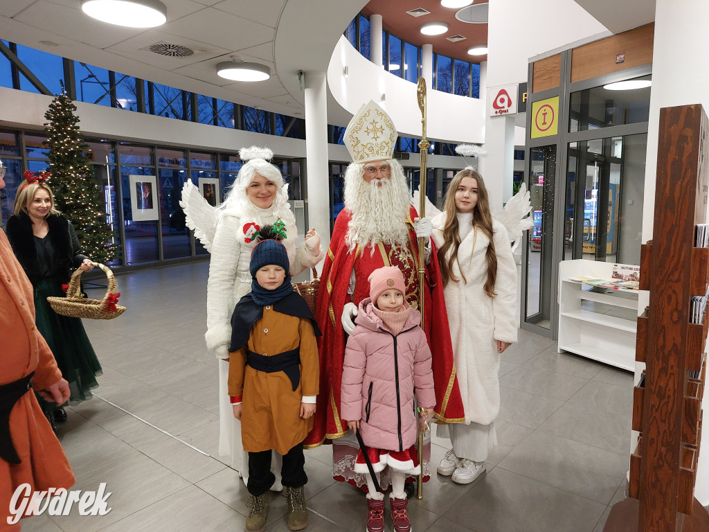 Święty Mikołaj w rozświetlonym mikołajobusie