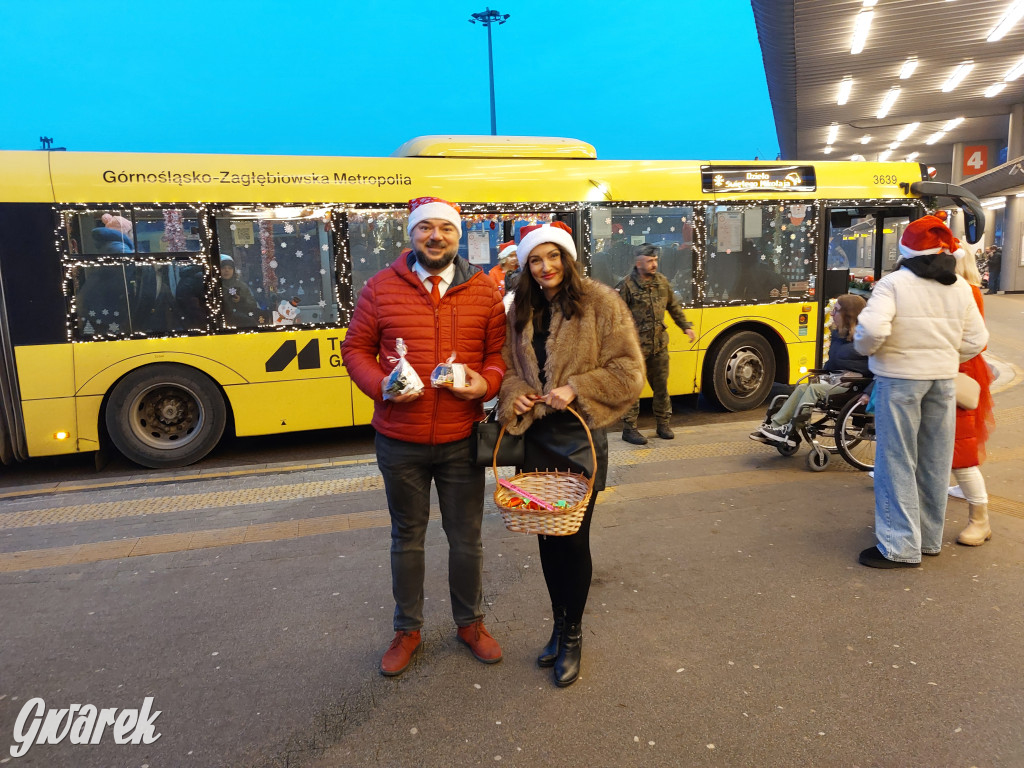 Święty Mikołaj w rozświetlonym mikołajobusie