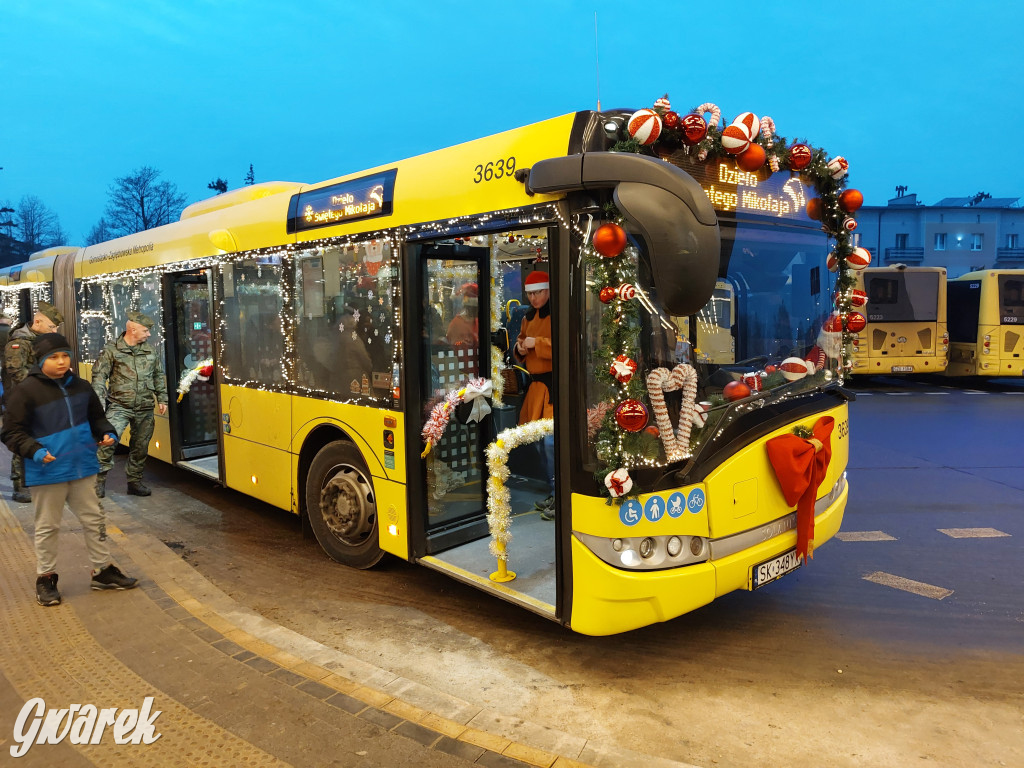 Święty Mikołaj w rozświetlonym mikołajobusie