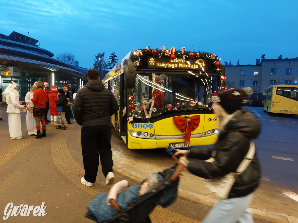 Święty Mikołaj w rozświetlonym mikołajobusie