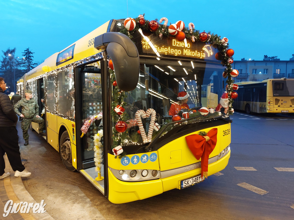 Święty Mikołaj w rozświetlonym mikołajobusie