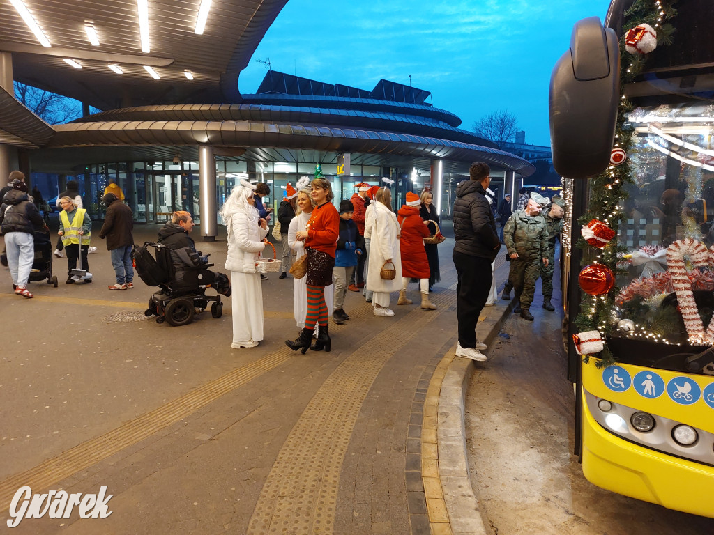 Święty Mikołaj w rozświetlonym mikołajobusie