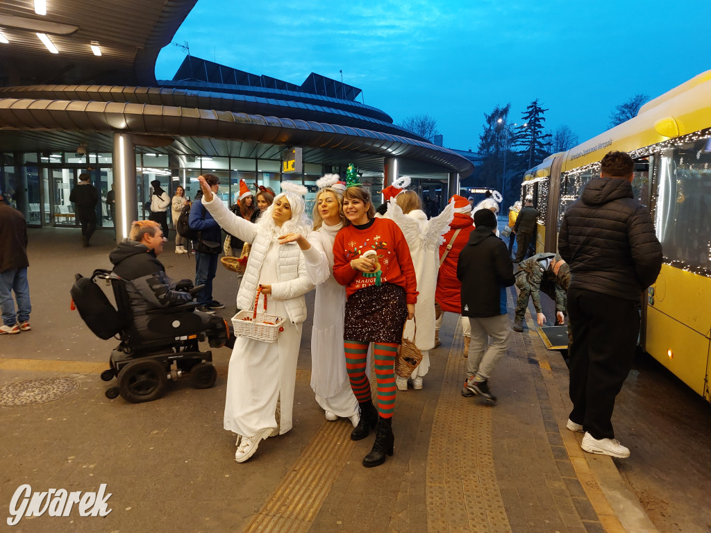 Święty Mikołaj w rozświetlonym mikołajobusie