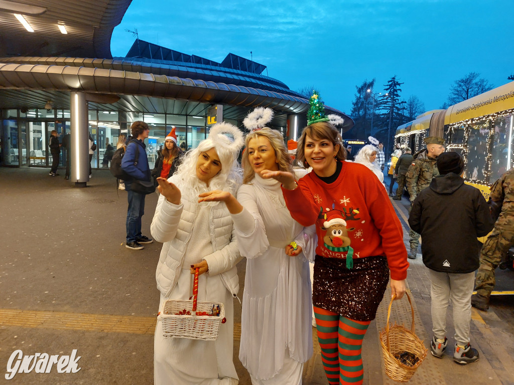 Święty Mikołaj w rozświetlonym mikołajobusie