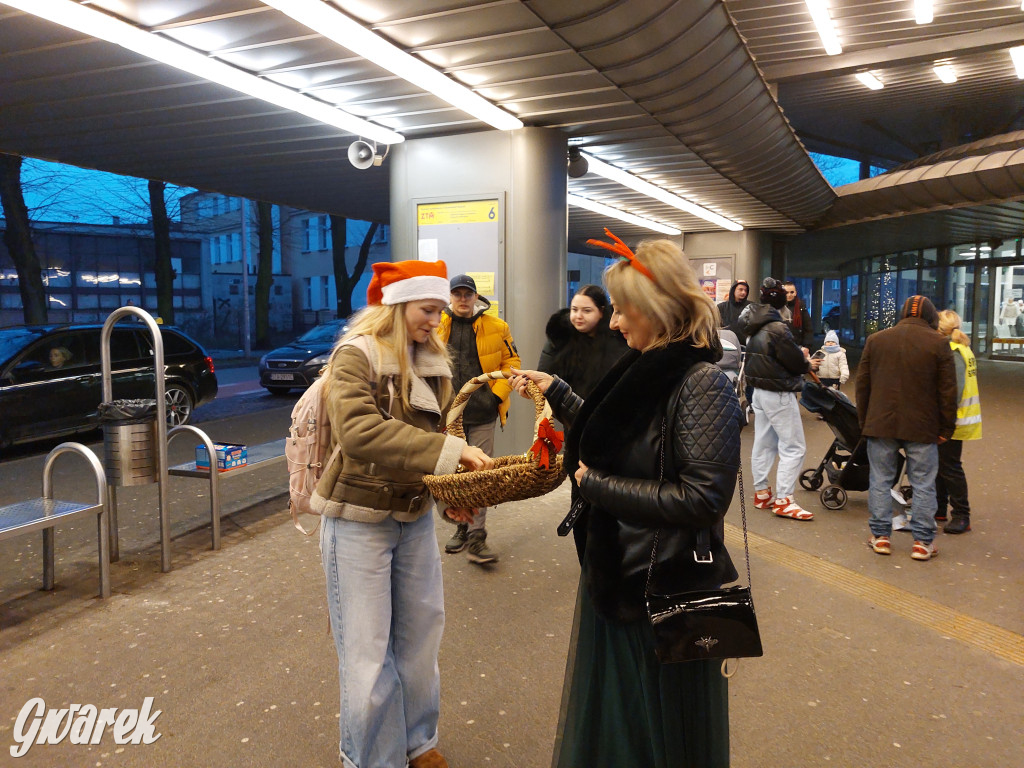 Święty Mikołaj w rozświetlonym mikołajobusie