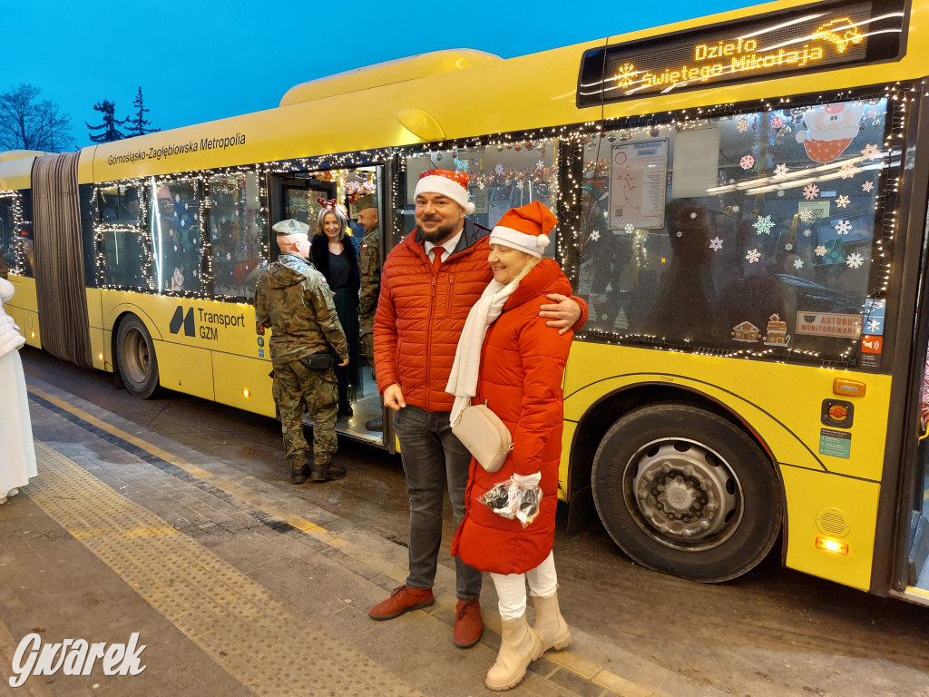 Święty Mikołaj w rozświetlonym mikołajobusie
