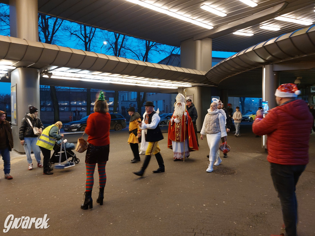 Święty Mikołaj w rozświetlonym mikołajobusie