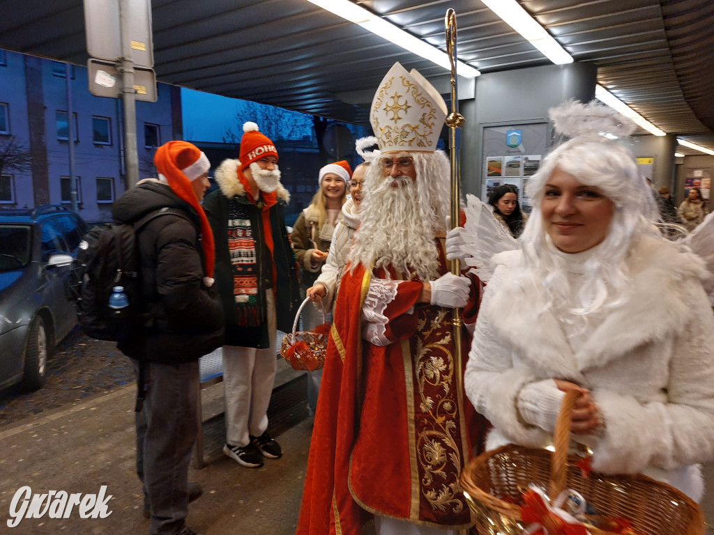 Święty Mikołaj w rozświetlonym mikołajobusie