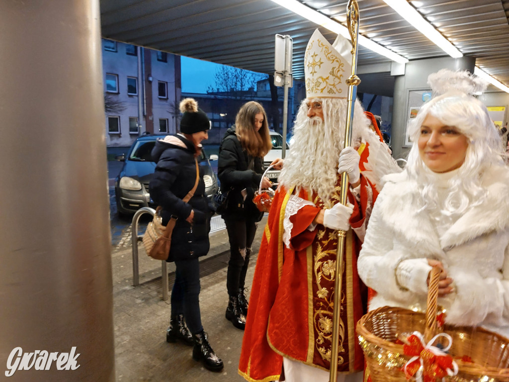 Święty Mikołaj w rozświetlonym mikołajobusie