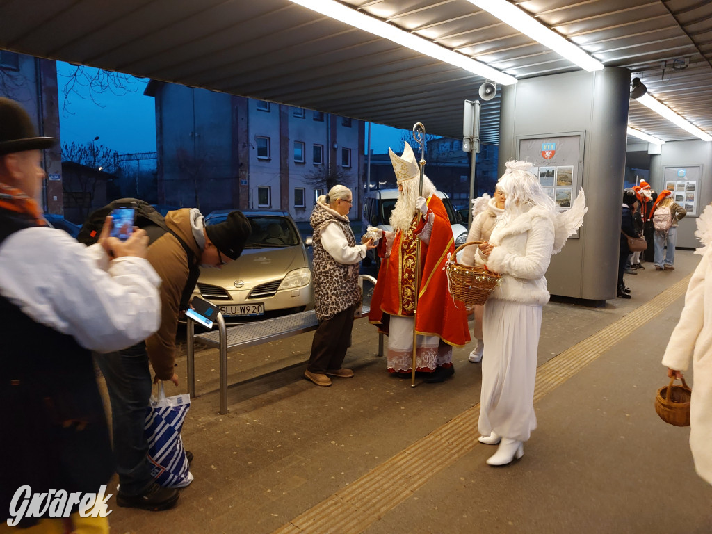 Święty Mikołaj w rozświetlonym mikołajobusie