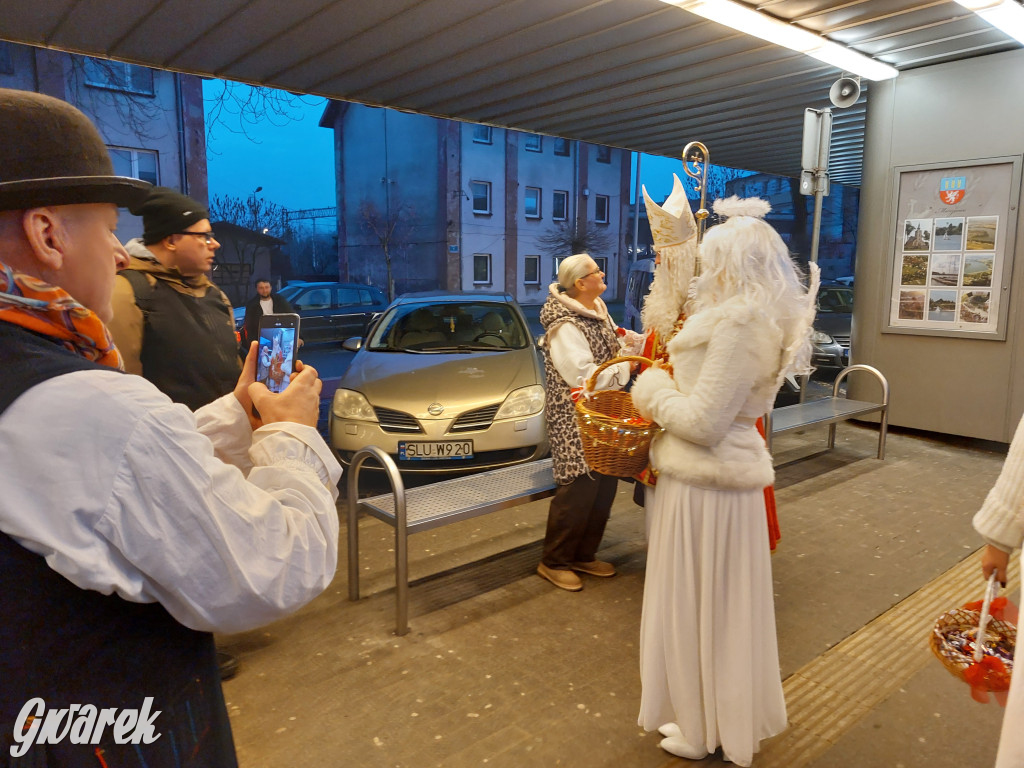 Święty Mikołaj w rozświetlonym mikołajobusie