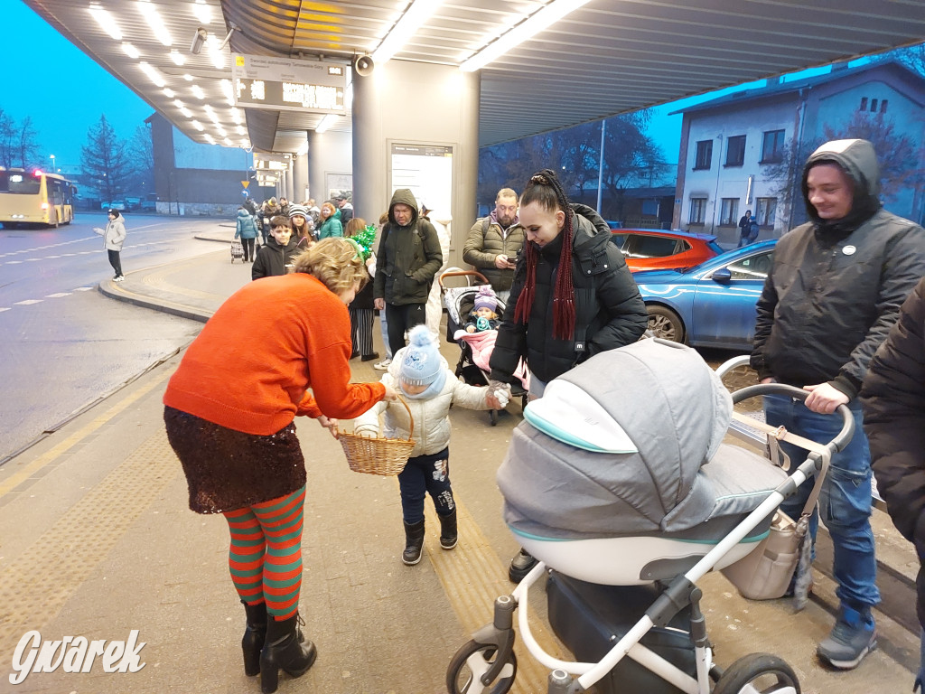 Święty Mikołaj w rozświetlonym mikołajobusie