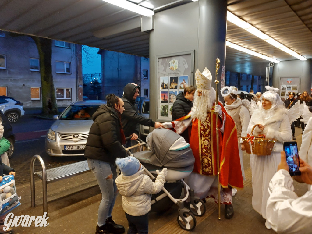 Święty Mikołaj w rozświetlonym mikołajobusie