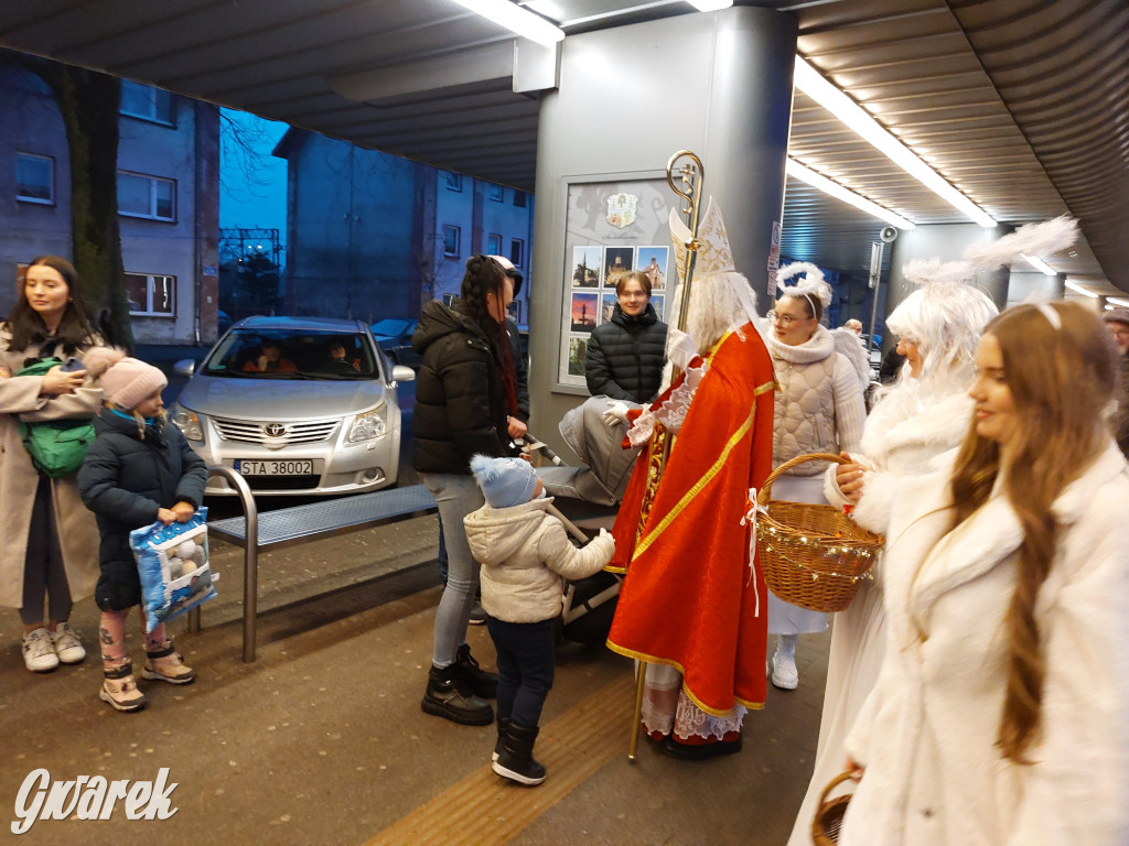 Święty Mikołaj w rozświetlonym mikołajobusie