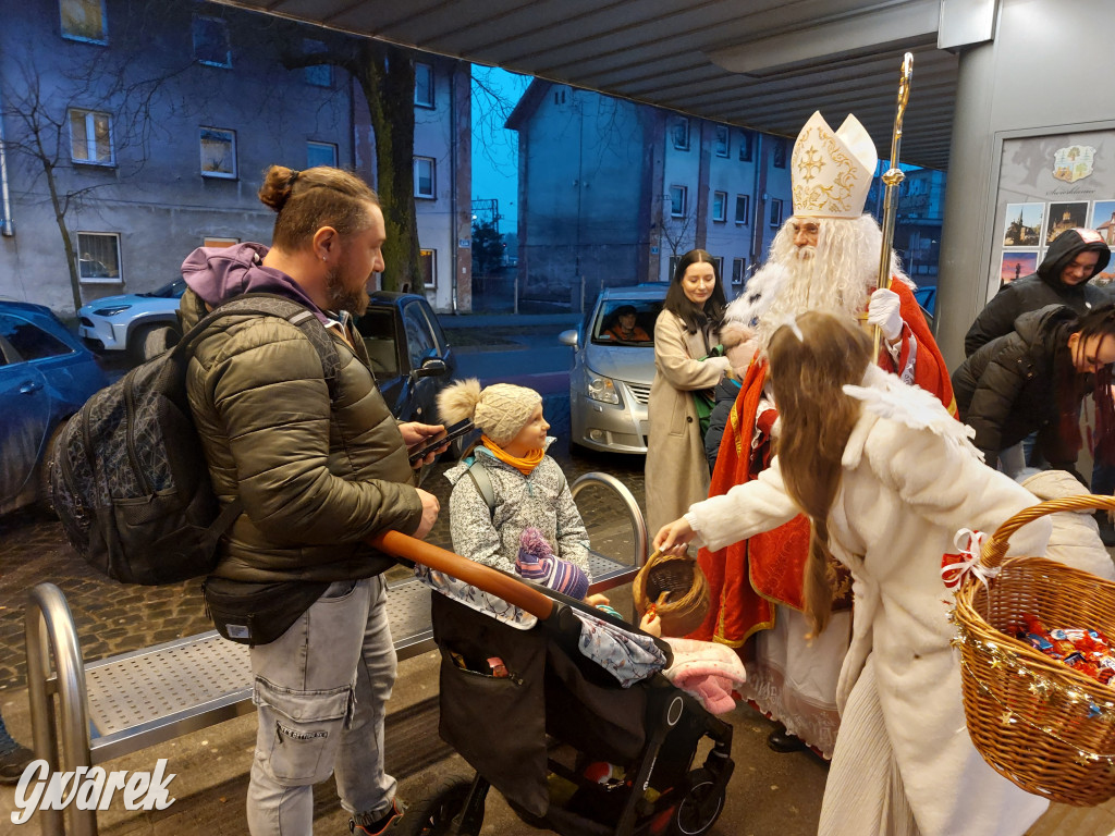 Święty Mikołaj w rozświetlonym mikołajobusie