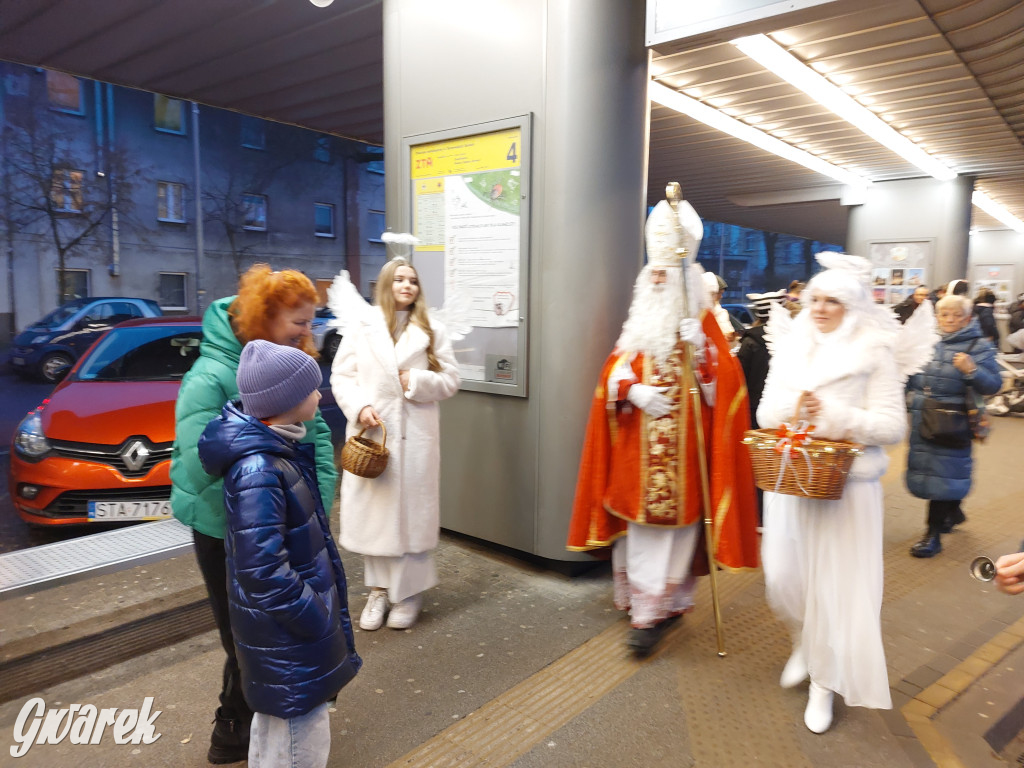 Święty Mikołaj w rozświetlonym mikołajobusie