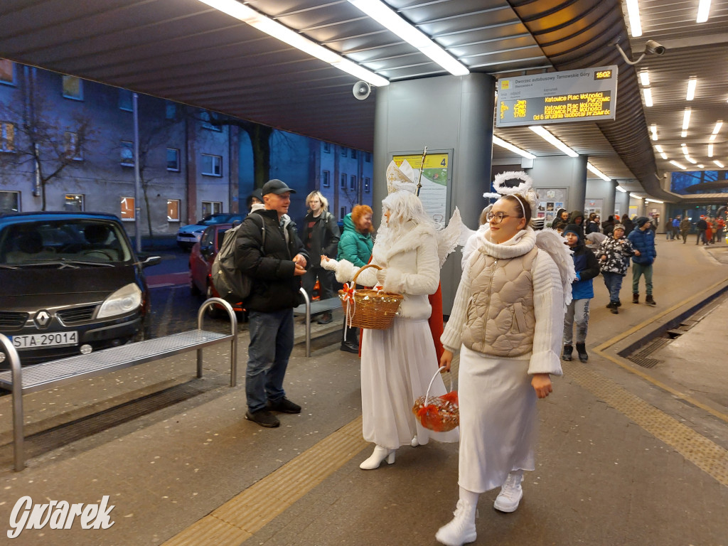 Święty Mikołaj w rozświetlonym mikołajobusie