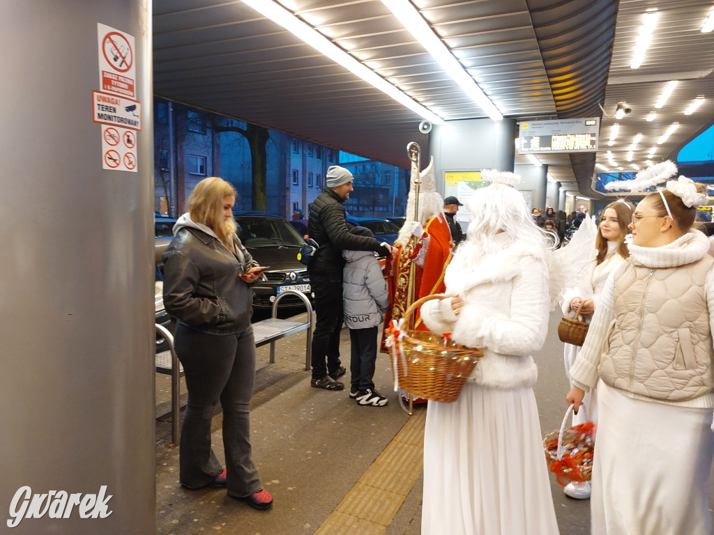 Święty Mikołaj w rozświetlonym mikołajobusie