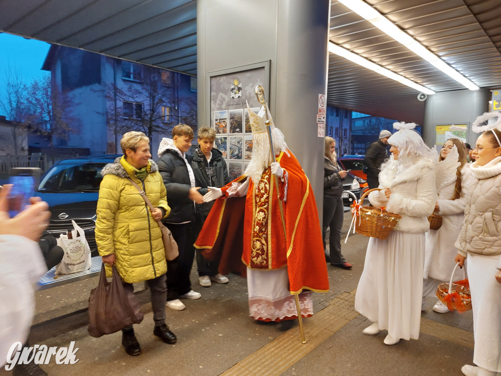 Święty Mikołaj w rozświetlonym mikołajobusie