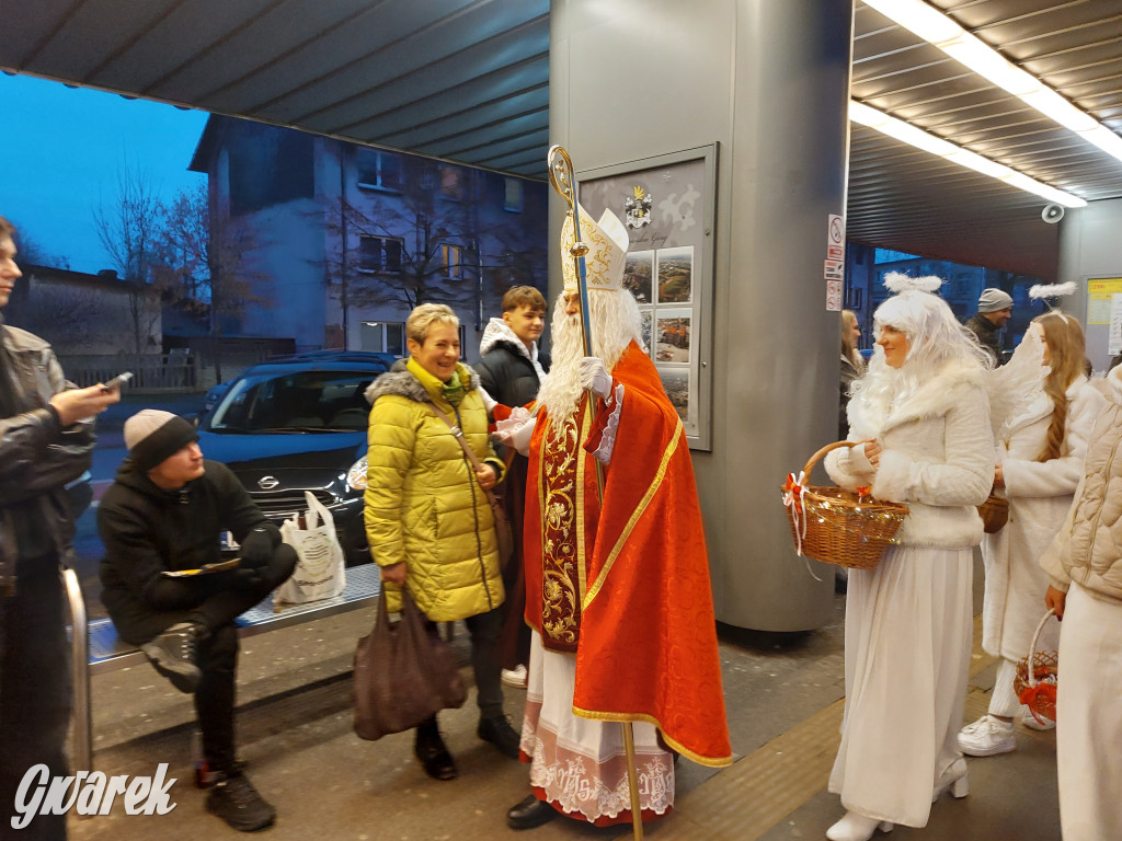 Święty Mikołaj w rozświetlonym mikołajobusie