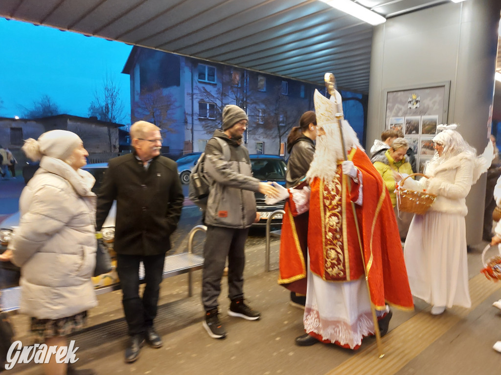 Święty Mikołaj w rozświetlonym mikołajobusie