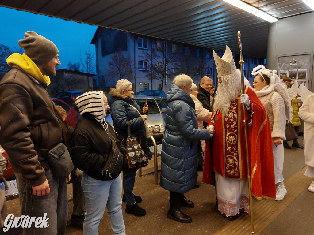Święty Mikołaj w rozświetlonym mikołajobusie