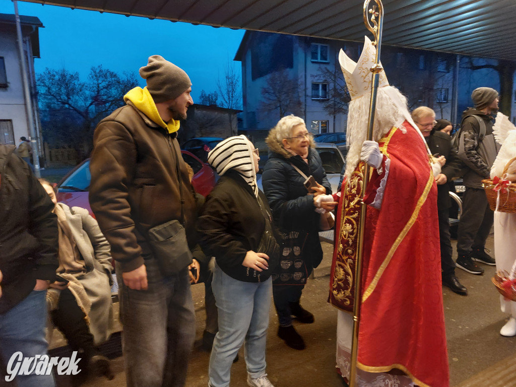 Święty Mikołaj w rozświetlonym mikołajobusie