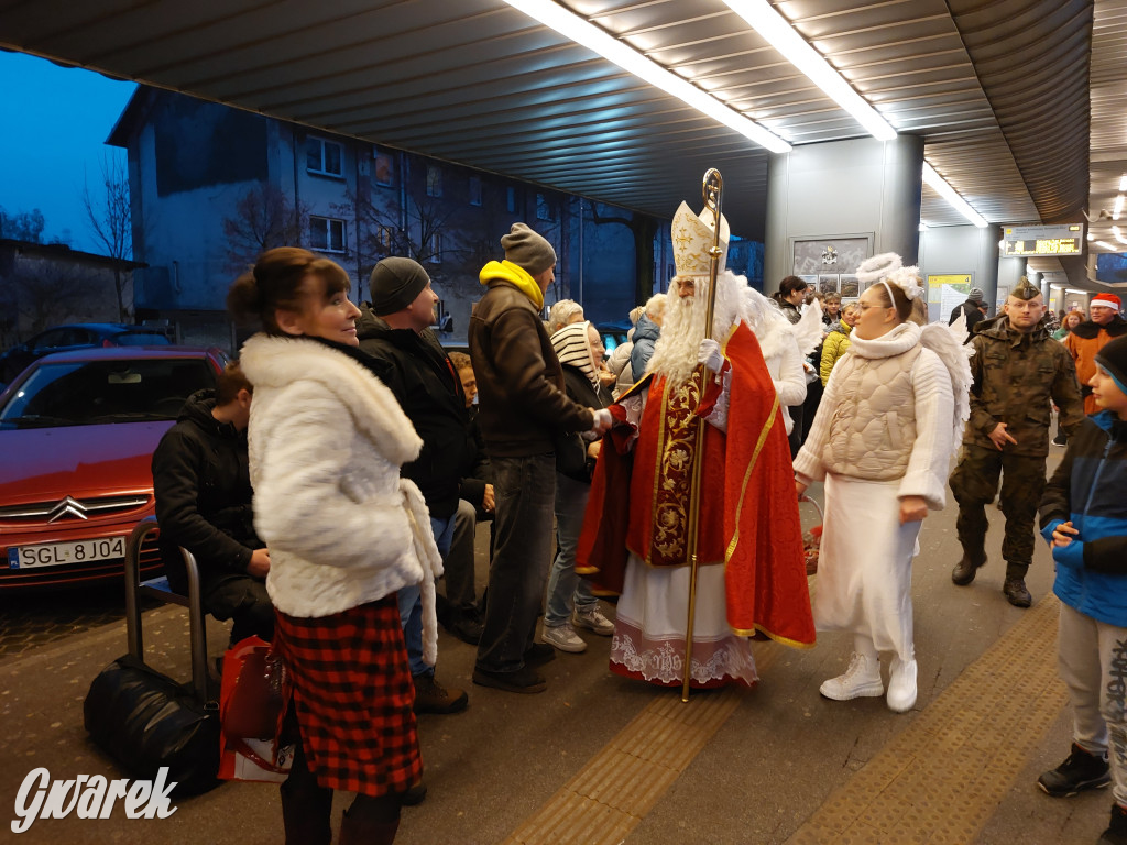 Święty Mikołaj w rozświetlonym mikołajobusie