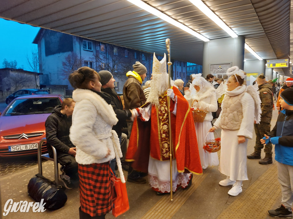 Święty Mikołaj w rozświetlonym mikołajobusie