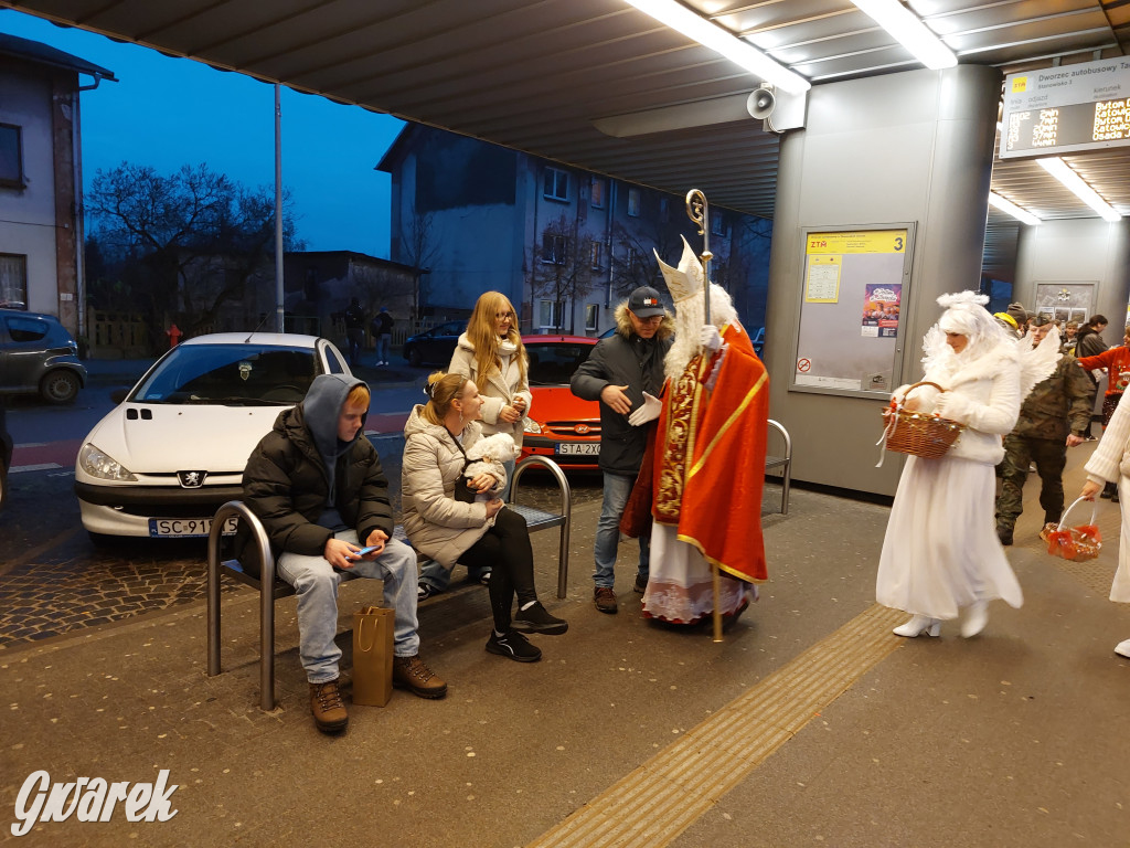 Święty Mikołaj w rozświetlonym mikołajobusie