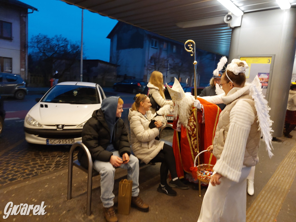Święty Mikołaj w rozświetlonym mikołajobusie