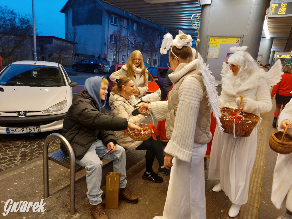 Święty Mikołaj w rozświetlonym mikołajobusie