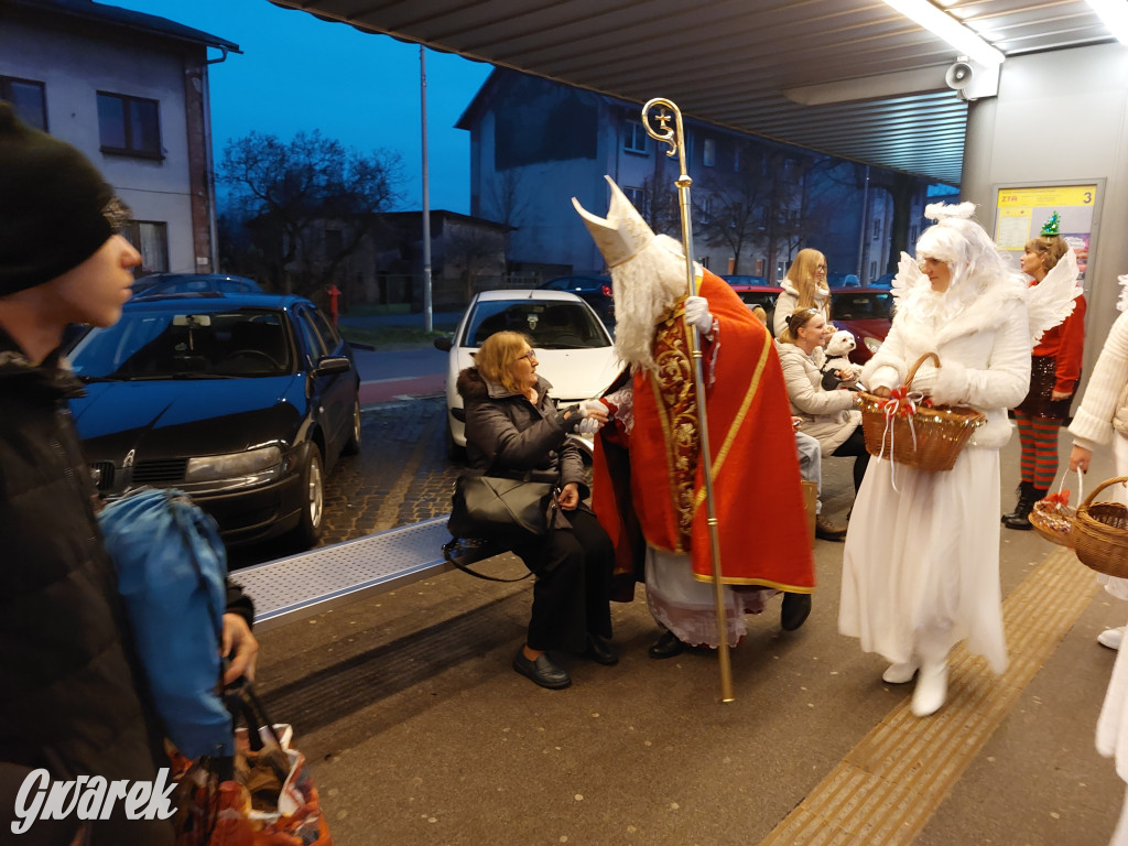 Święty Mikołaj w rozświetlonym mikołajobusie