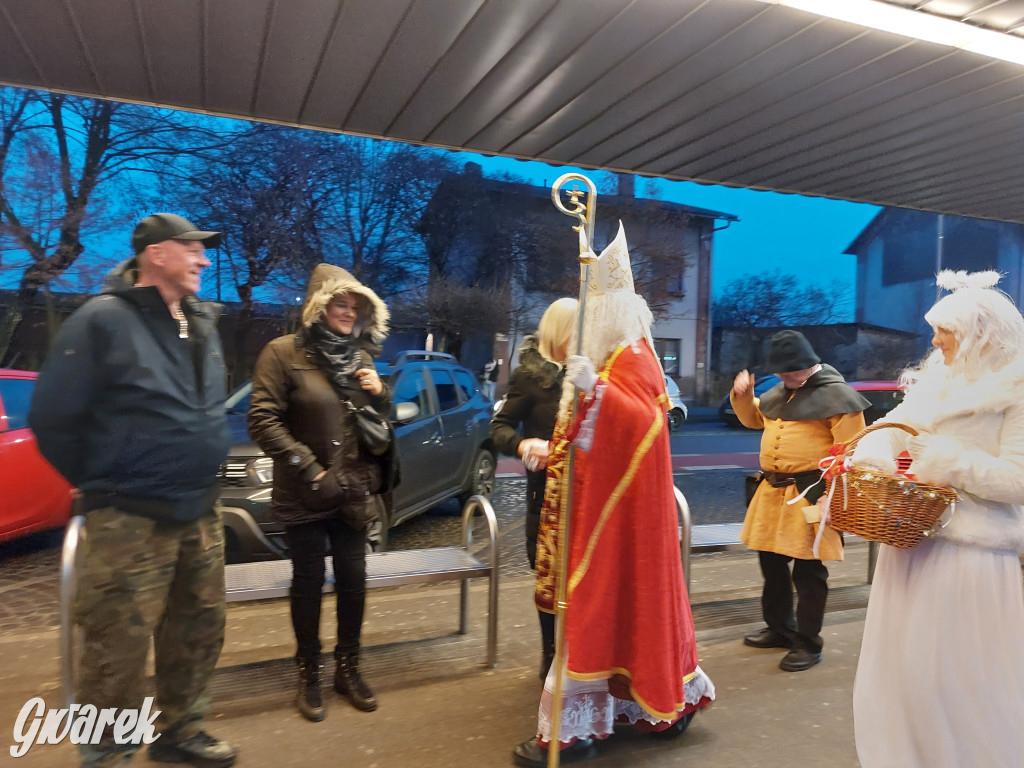 Święty Mikołaj w rozświetlonym mikołajobusie