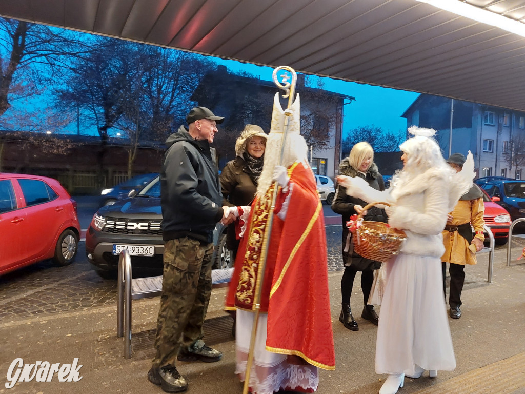 Święty Mikołaj w rozświetlonym mikołajobusie