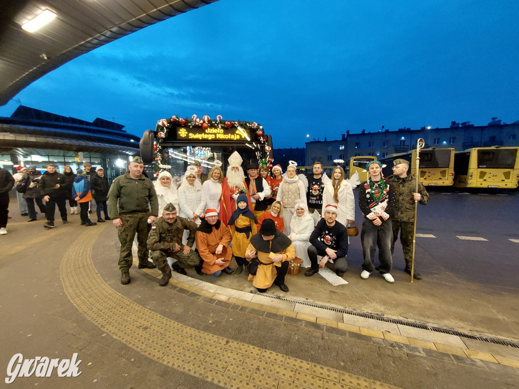 Święty Mikołaj w rozświetlonym mikołajobusie