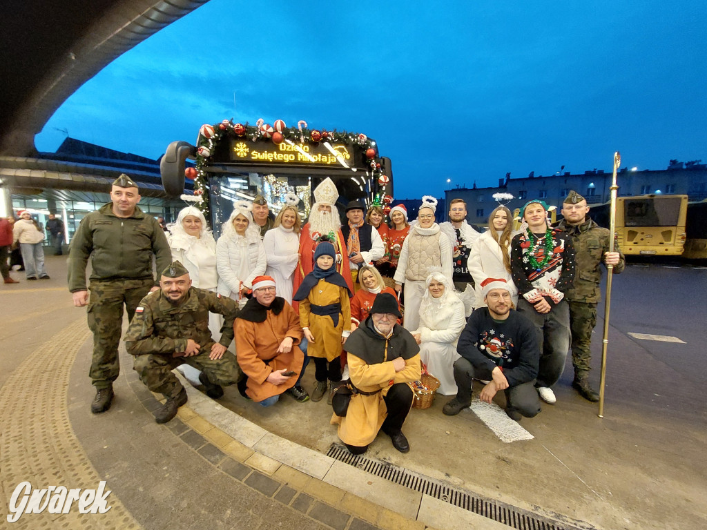 Święty Mikołaj w rozświetlonym mikołajobusie