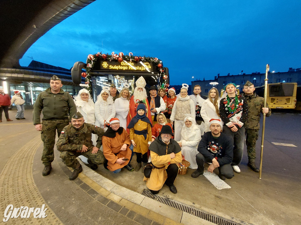 Święty Mikołaj w rozświetlonym mikołajobusie