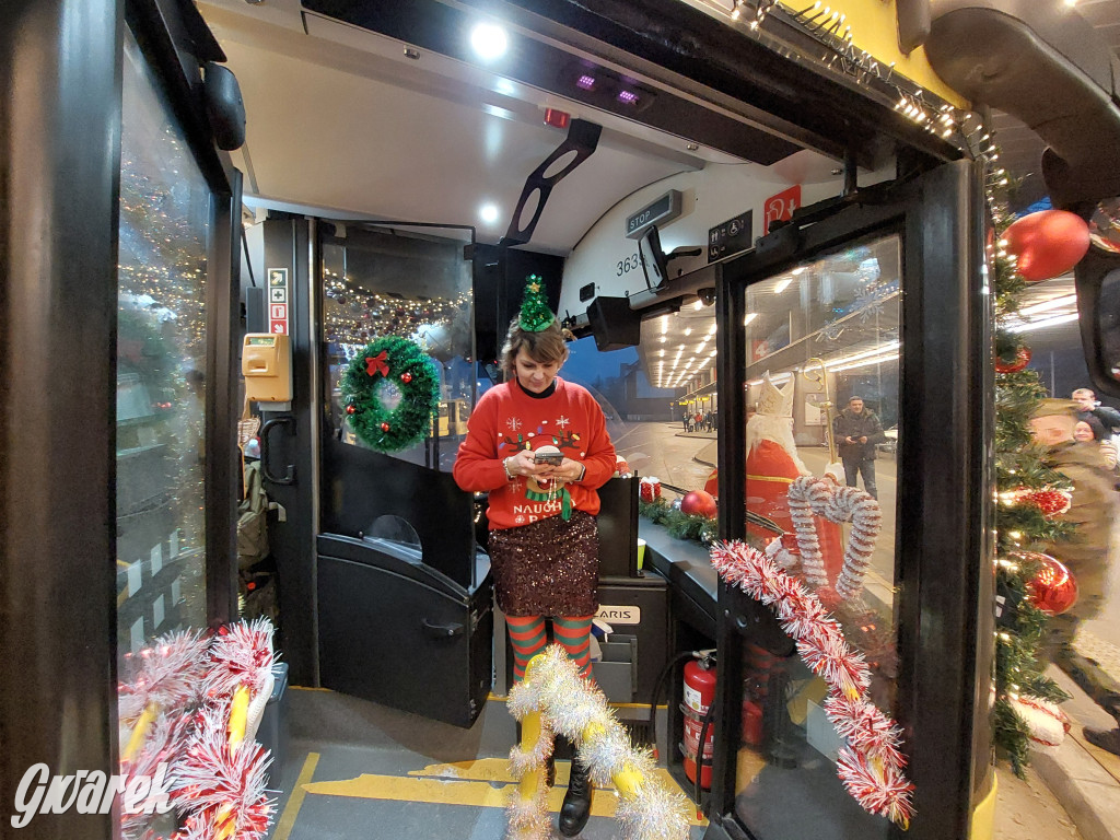 Święty Mikołaj w rozświetlonym mikołajobusie