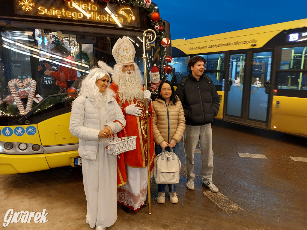 Święty Mikołaj w rozświetlonym mikołajobusie
